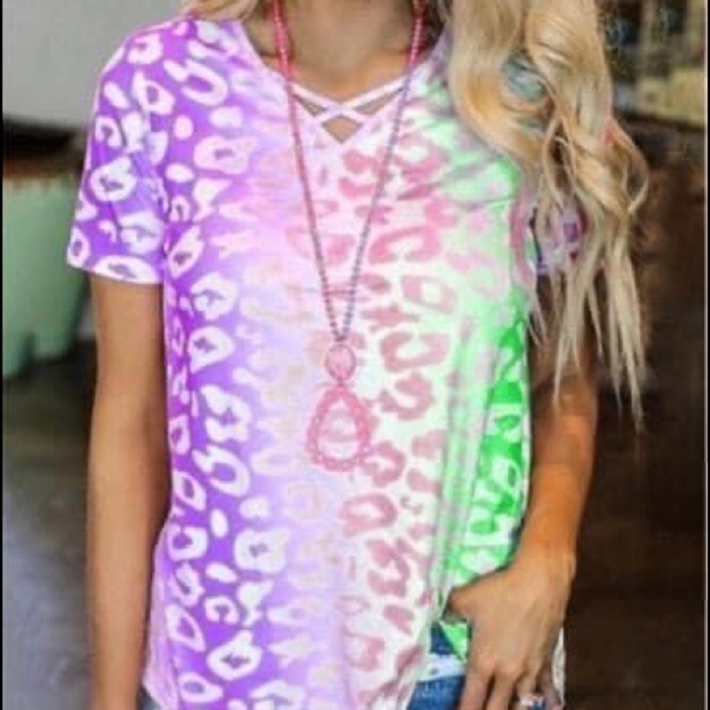 Beautiful Crisscross leopard print short sleeve top